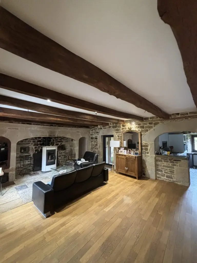 Plafond tendu blanc mat entre poutres - Plafond Tend'Oc