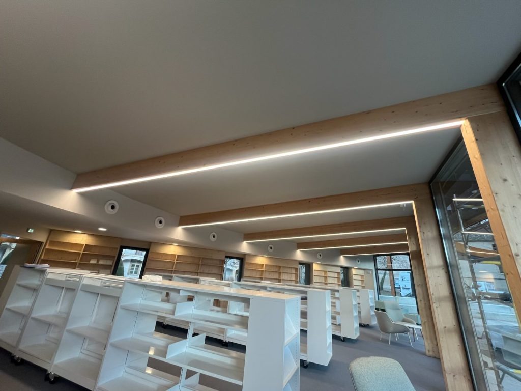 Médiathèque (Saint-Geniez) - Plafond Tend'Oc - Plafond tendu acoustique coloris pierre