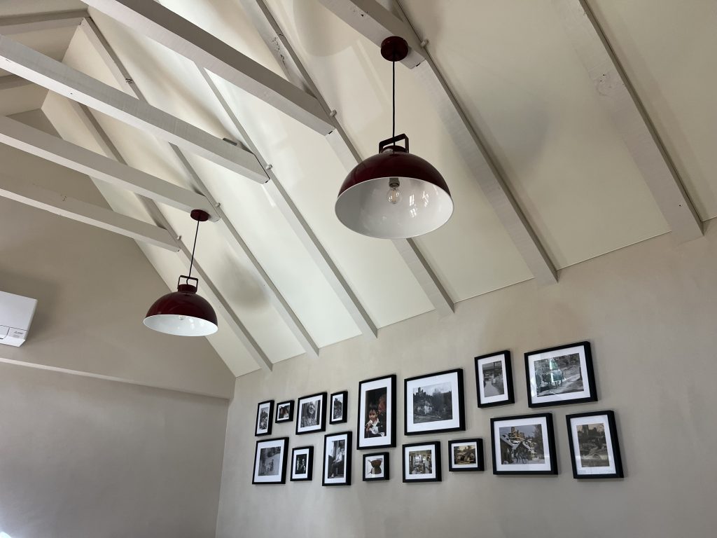 Restaurant Mets & Racines (Belcastel) - Plafond Tend'Oc - Plafond tendu acoustique coloris craie